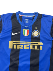 Kék-fekete csíkos vintage Inter Milan focimez, arany Pirelli logóval és klubcímerrel.