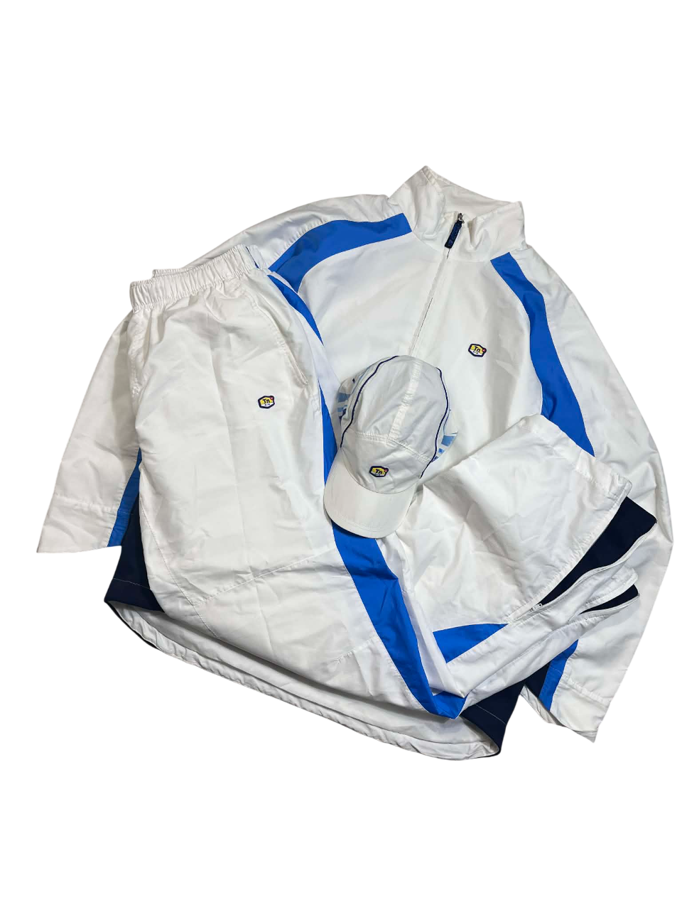 Fehér és kék vintage streetwear tréningruha, kabát, nadrág és sapka szett.