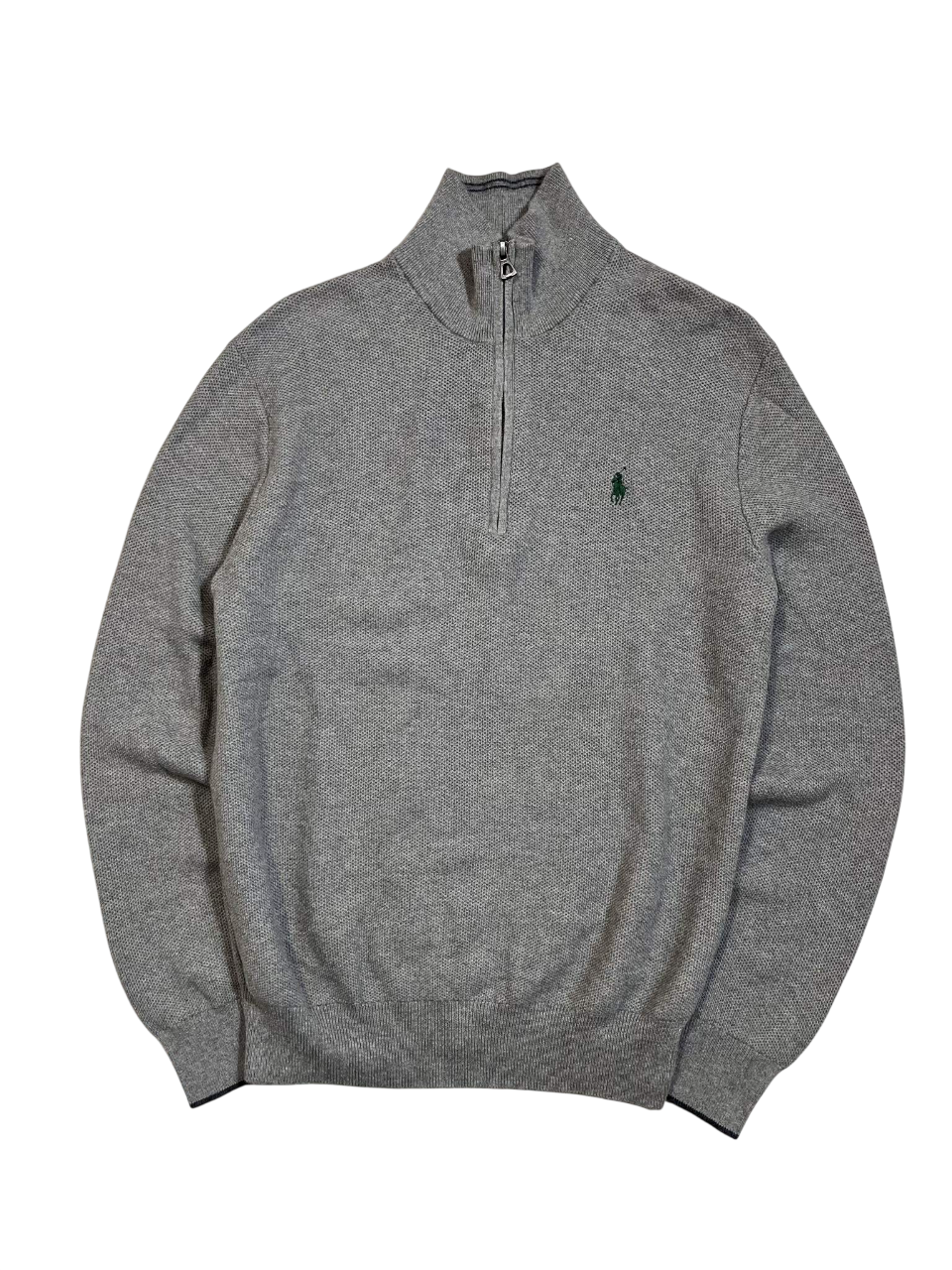 Szürke félcipzáras vintage pulóver, zöld hímzett emblémával, streetwear stílusban.