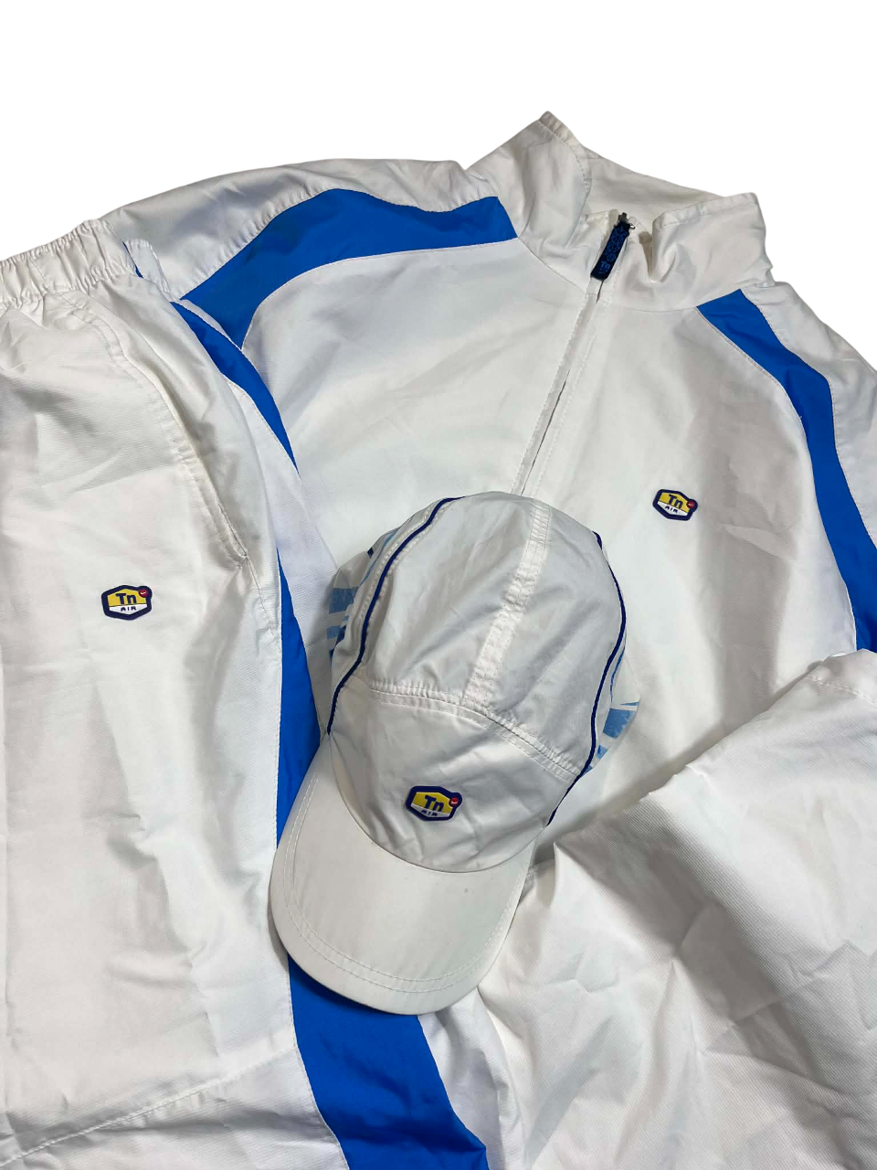 Fehér-kék TN Air streetwear szett sapkával, vintage stílus, modern dizájn