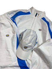 Fehér-kék TN Air streetwear szett sapkával, vintage stílus, modern dizájn