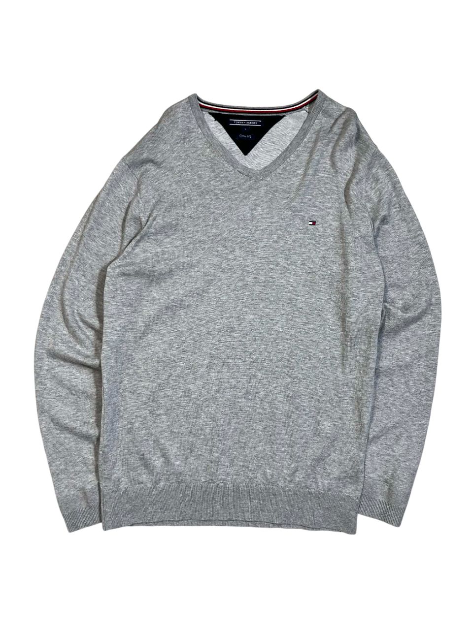 Szürke, V-nyakú, hosszú ujjú streetwear pulóver diszkrét kis logóval, vintage stílus