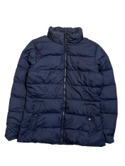 Sötétkék steppelt férfi pufi dzseki cipzárral, klasszikus streetwear stílusban