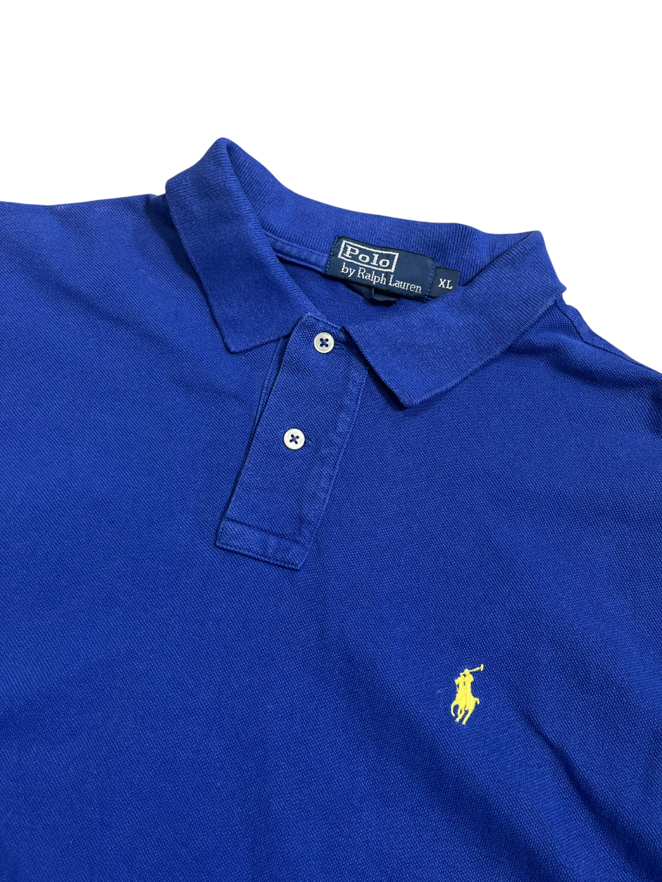 Kék Ralph Lauren póló gallérral, sárga hímzett logóval, vintage streetwear stílusban