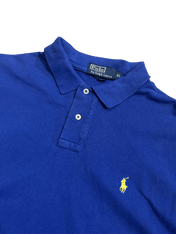 Kék Ralph Lauren póló gallérral, sárga hímzett logóval, vintage streetwear stílusban