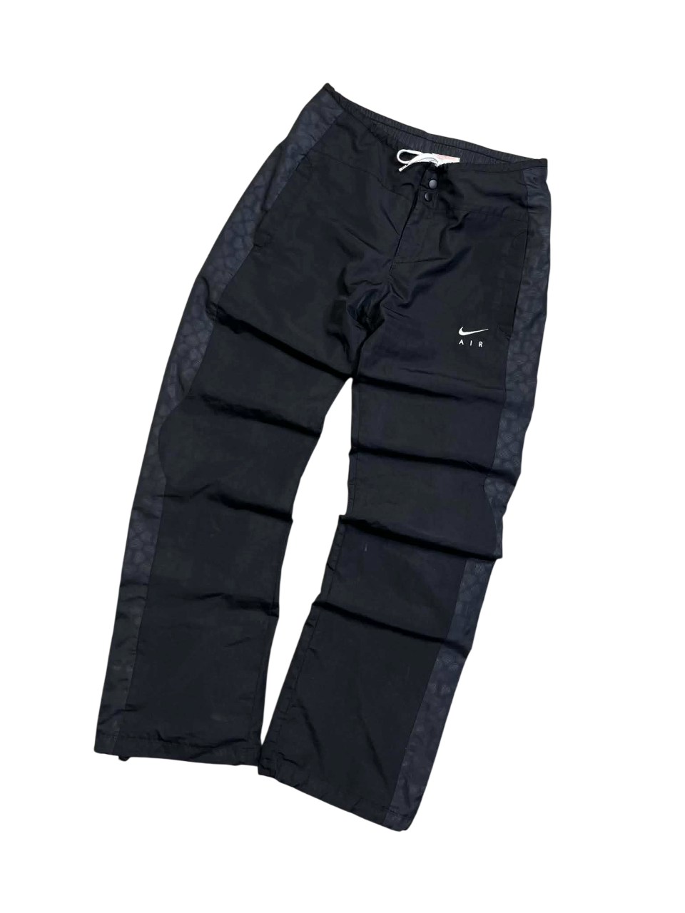 Fekete Nike Air streetwear melegítőnadrág fehér zsinórral, dizájnos oldalsó betétekkel.