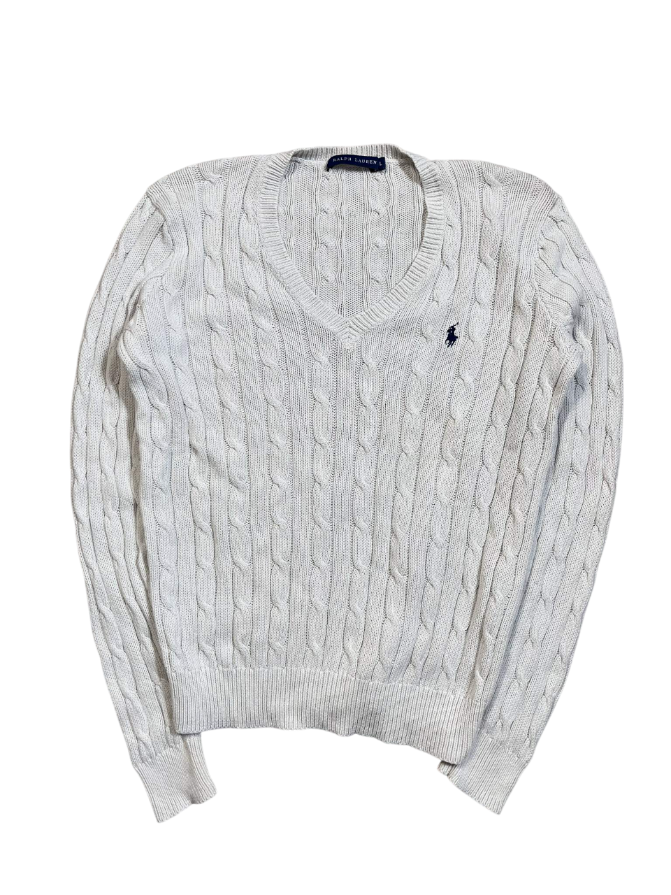 Fehér kötött Ralph Lauren pulóver V-nyakkivágással, vintage streetwear stílusban.