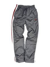 Szürke streetwear melegítőnadrág piros-fehér oldalsávval, vintage stílusban