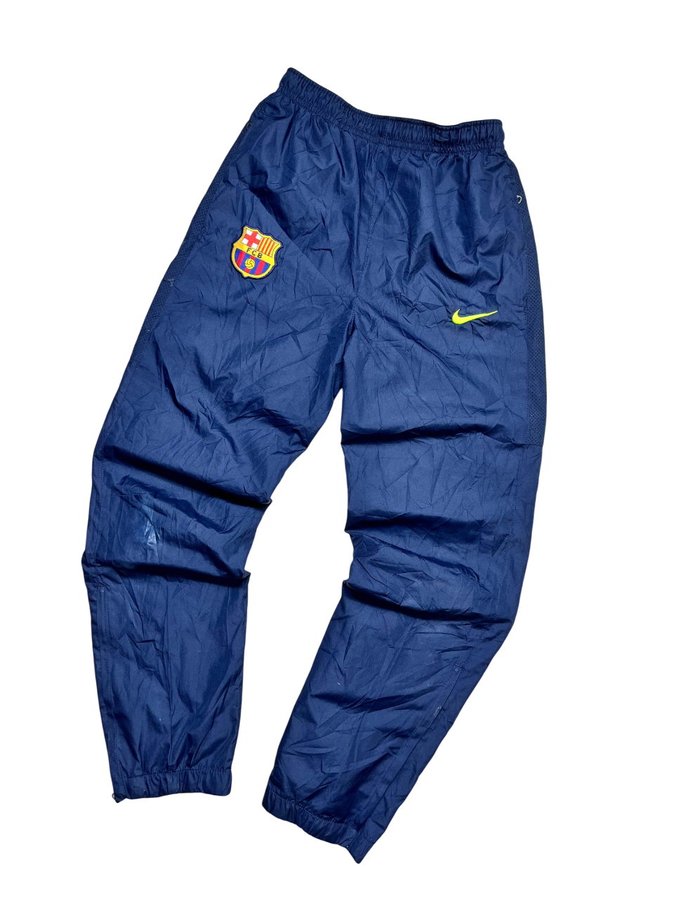 Sötétkék vintage Barcelona Nike tréningnadrág, hímzett logókkal, elasztikus derékrésszel