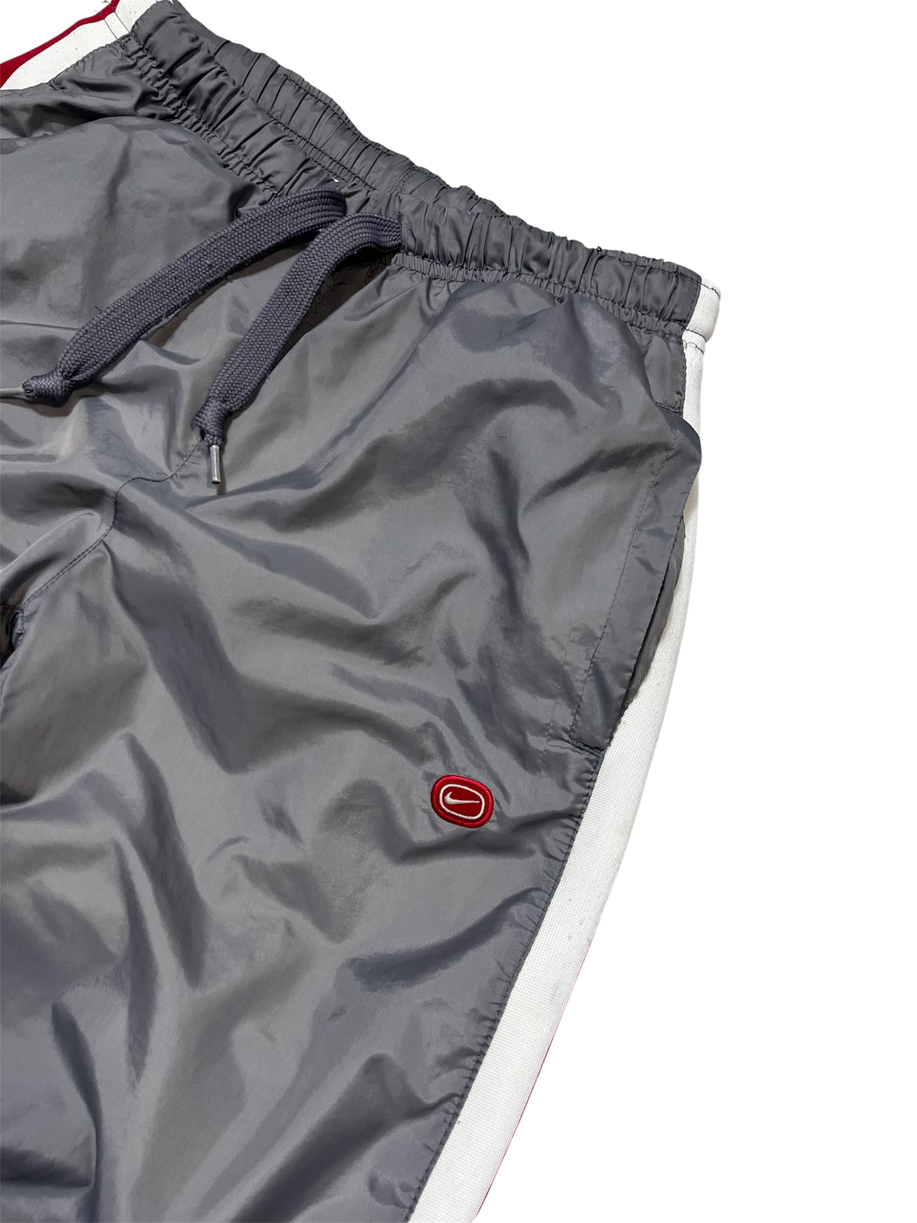 Szürke streetwear melegítőnadrág piros logóval, fehér oldalsó csíkkal