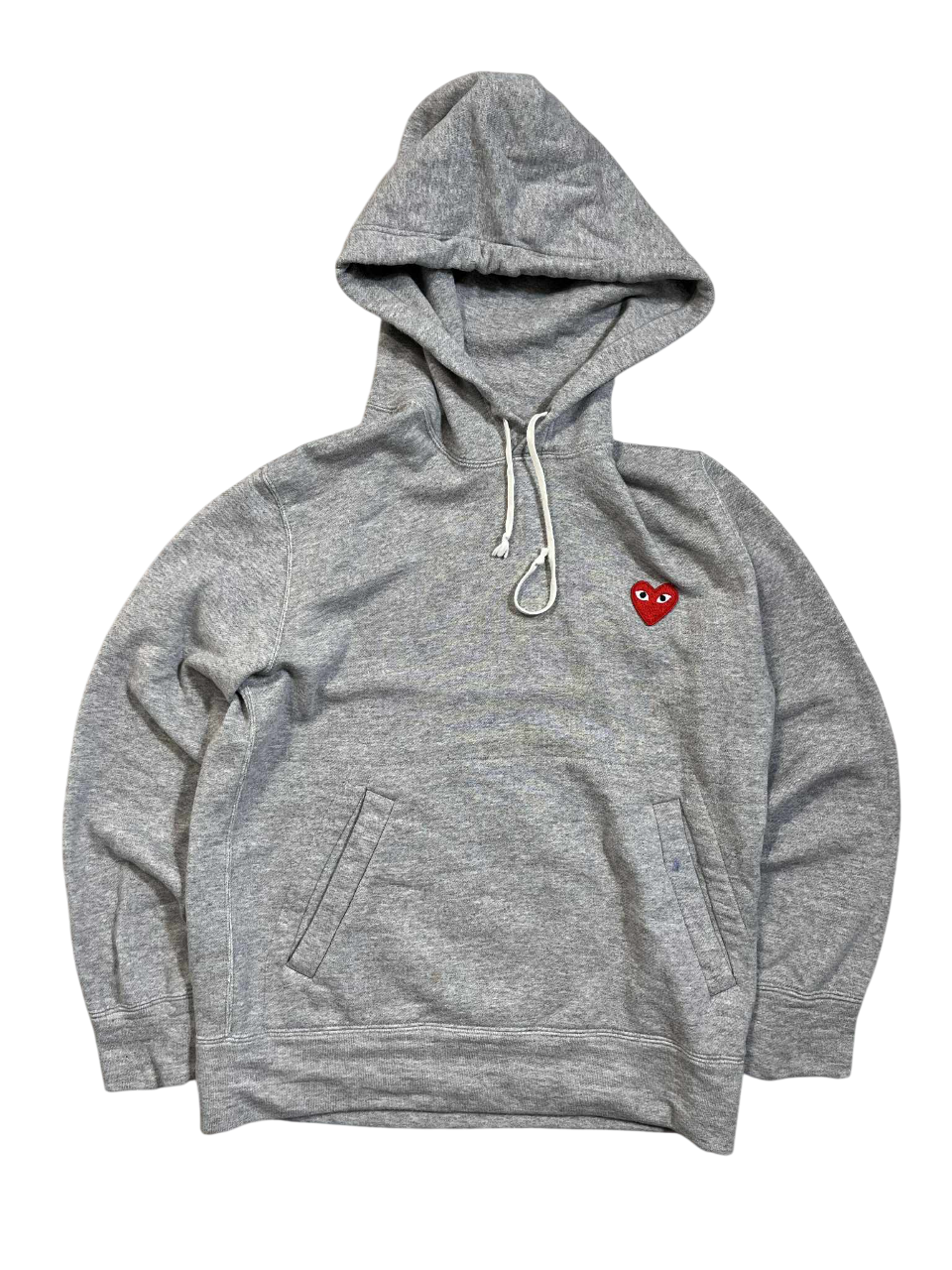 Szürke streetwear kapucnis pulóver piros szíves mintával, vintage uniszex stílusban.