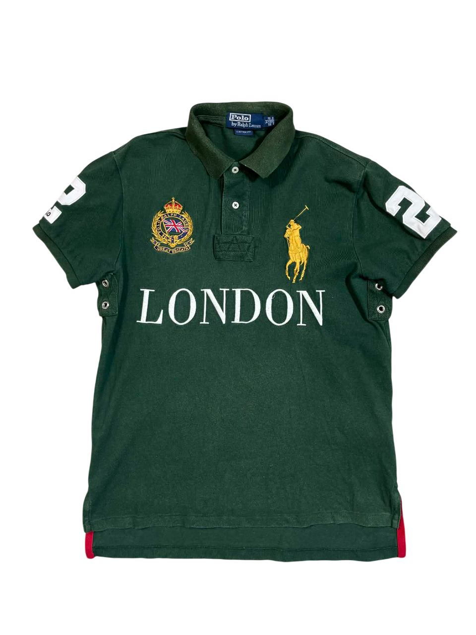 Zöld vintage Ralph Lauren póló, LONDON felirattal, hímzett logóval és díszes részletekkel.