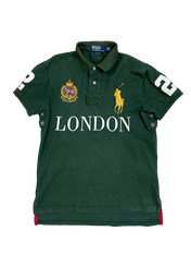 Zöld vintage Ralph Lauren póló, LONDON felirattal, hímzett logóval és díszes részletekkel.