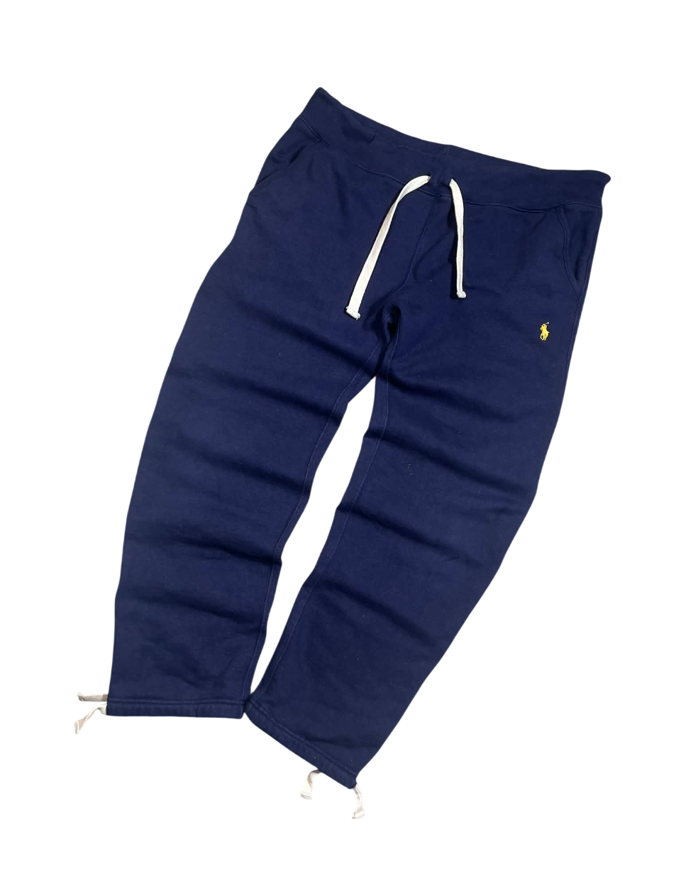 Sötétkék vintage jogger melegítőnadrág zsinóros derékkal és kis hímzett logóval.