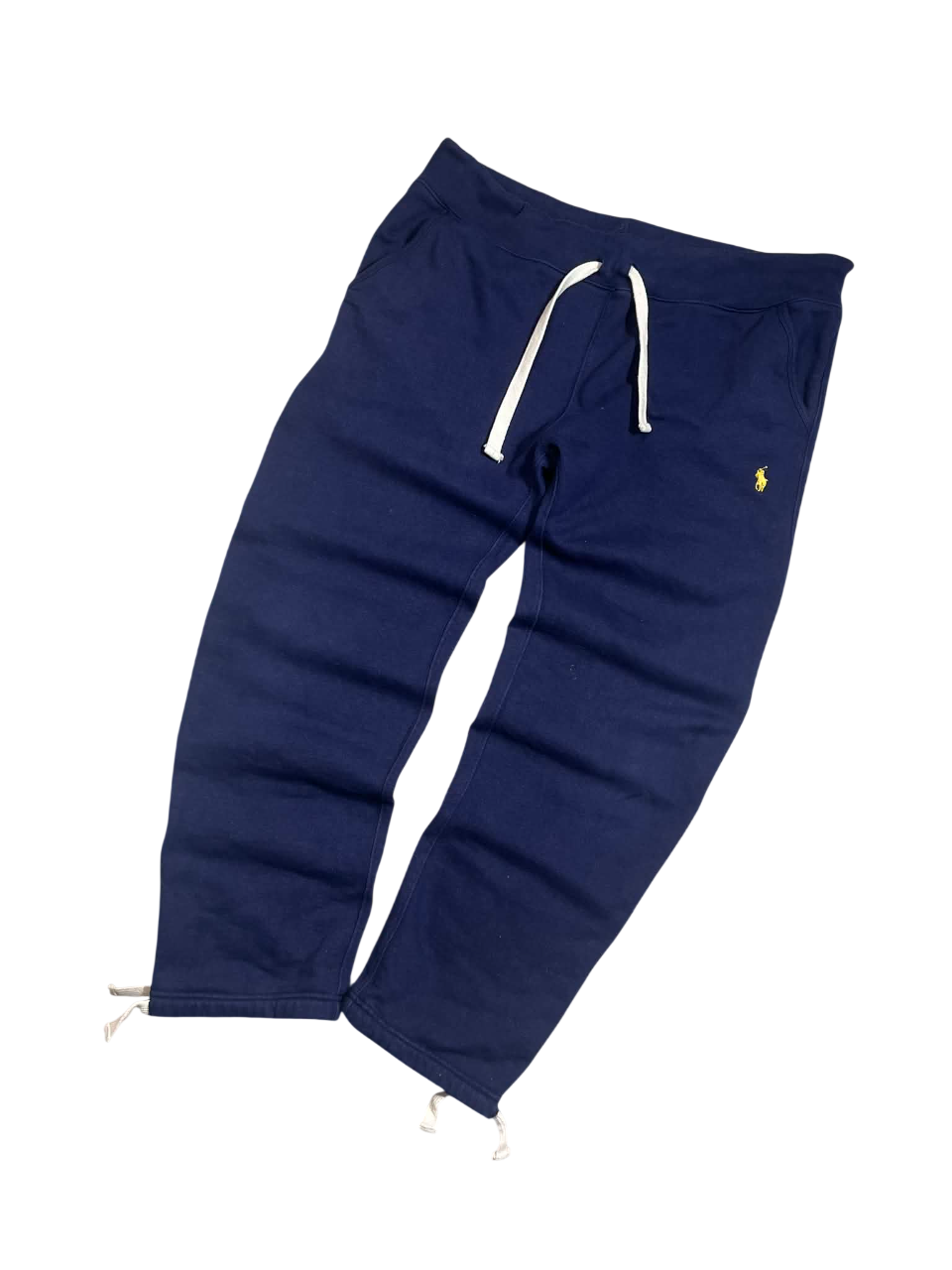 Sötétkék vintage jogger melegítőnadrág zsinóros derékkal és kis hímzett logóval.