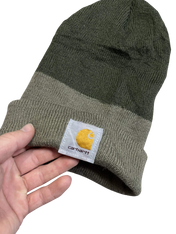 Kézzel tartott, kétszínű Carhartt téli sapka logóval, vintage streetwear stílusban