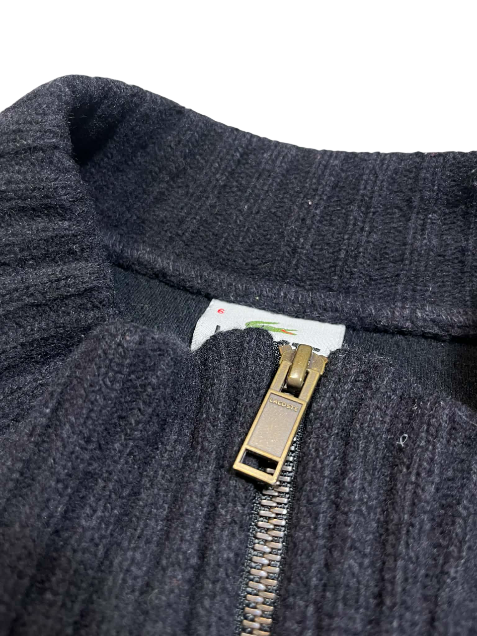 Lacoste fekete kötött zipzáras pulóver gallérral, közelről fotózva