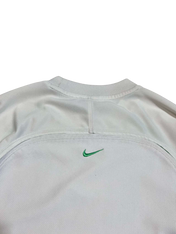 Fehér Nike streetwear pulóver hátulnézet, zöld hímzett logóval, vintage stílus