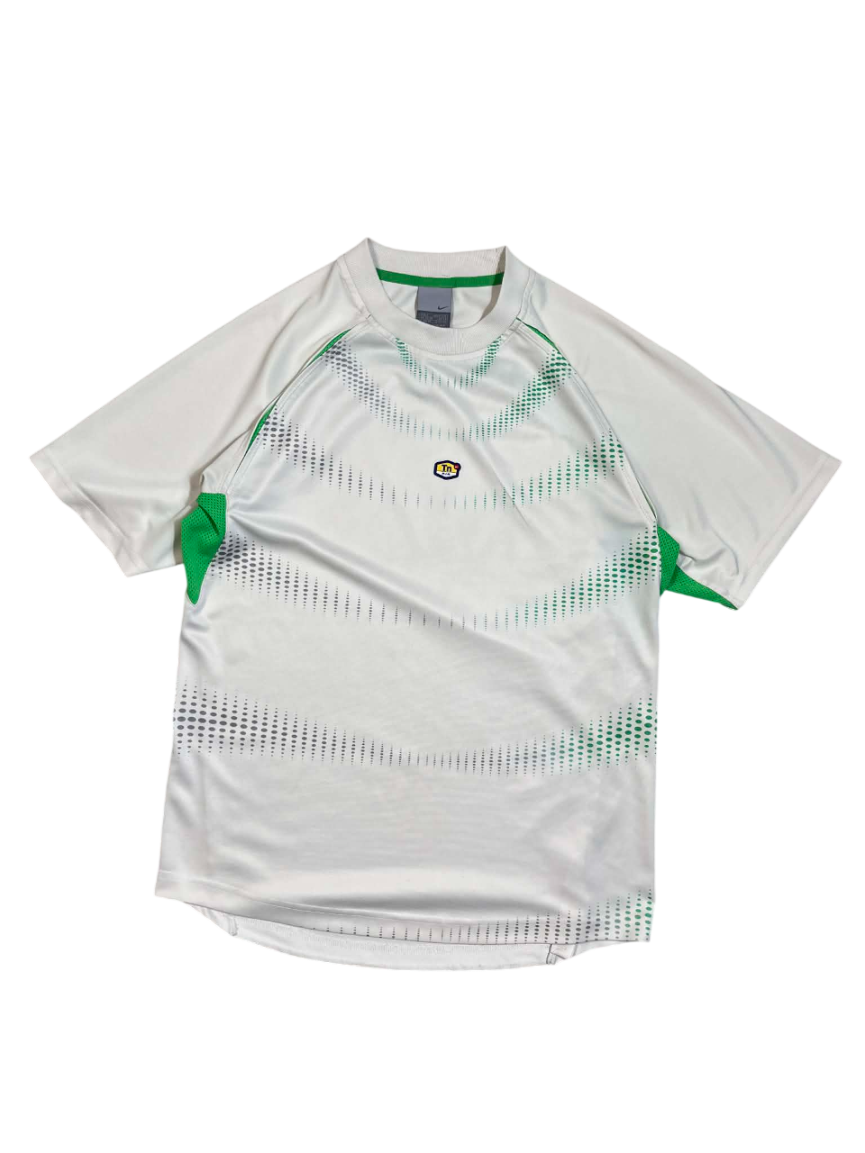 Fehér vintage Nike póló zöld betétekkel, mintás dizájnnal, streetwear stílus