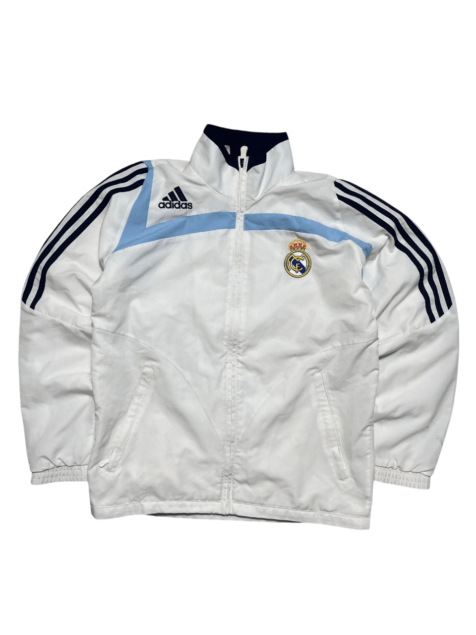 Fehér Adidas Real Madrid vintage sportdzseki, kék csíkokkal és címerrel, streetwear stílus