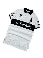 Fehér vintage férfi galléros póló, fekete GERMANY felirattal, logóval és számokkal, streetwear stílusban