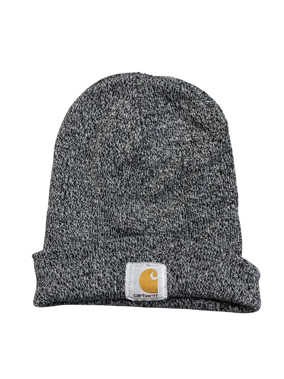 Szürke kötött streetwear sapka Carhartt logóval, vintage stílus, fekete háttéren