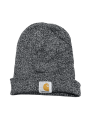 Szürke kötött streetwear sapka Carhartt logóval, vintage stílus, fekete háttéren