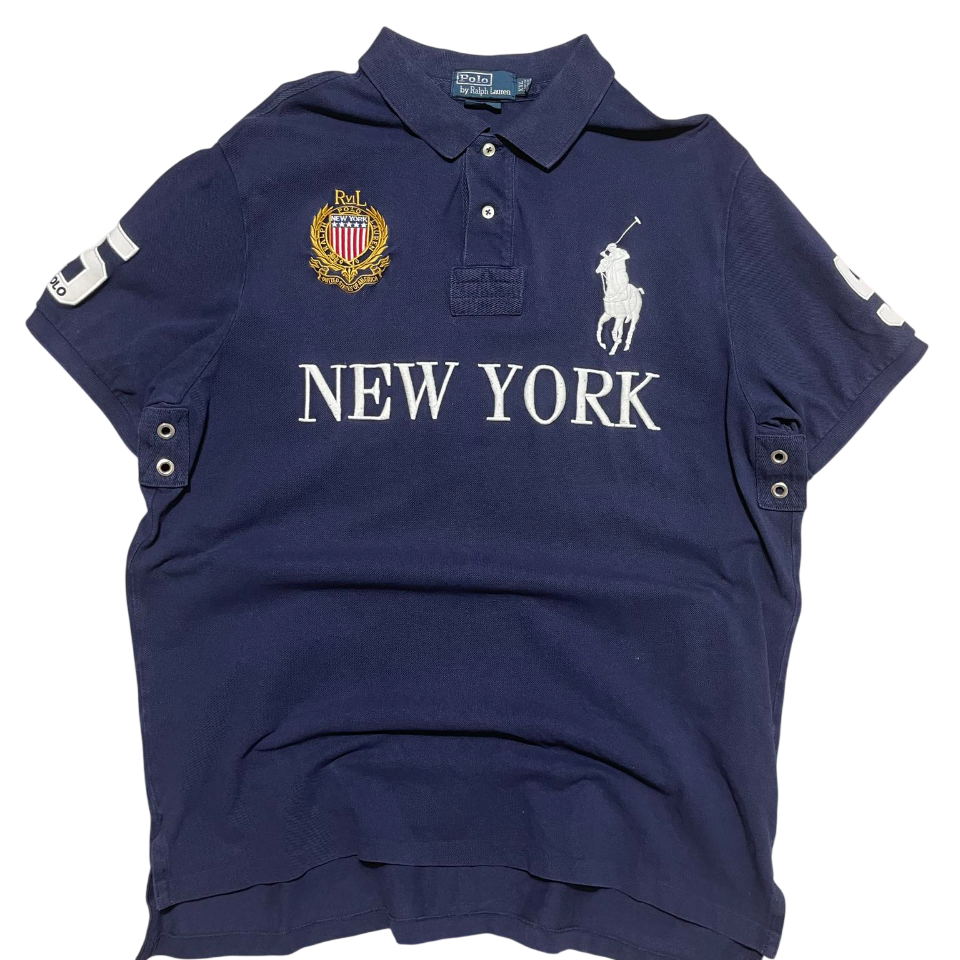 Sötétkék vintage póló gallérral, New York felirattal és hímzett logókkal, streetwear stílusban