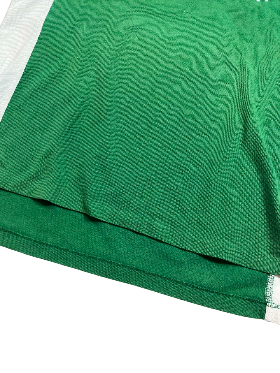 Zöld streetwear póló fehér részletekkel, vintage stílus, prémium pamut anyagból