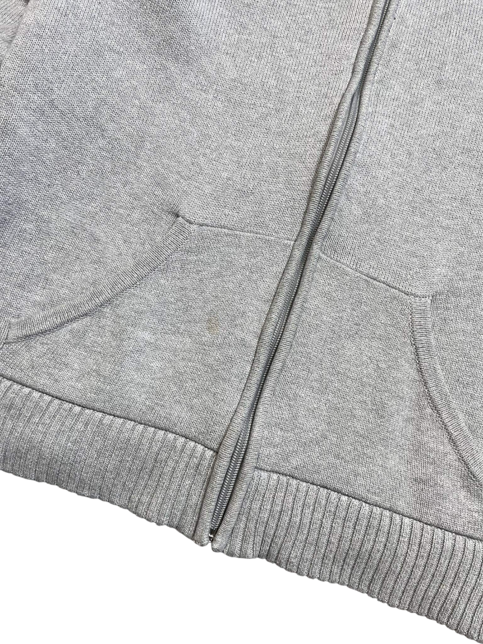 Szürke streetwear stílusú cipzáras pulóver, kenguru zsebekkel, vintage hangulatban