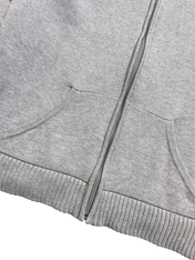 Szürke streetwear stílusú cipzáras pulóver, kenguru zsebekkel, vintage hangulatban