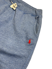 Világoskék pamut rövidnadrág zsebekkel, piros hímzett logóval, húzózsinórral.