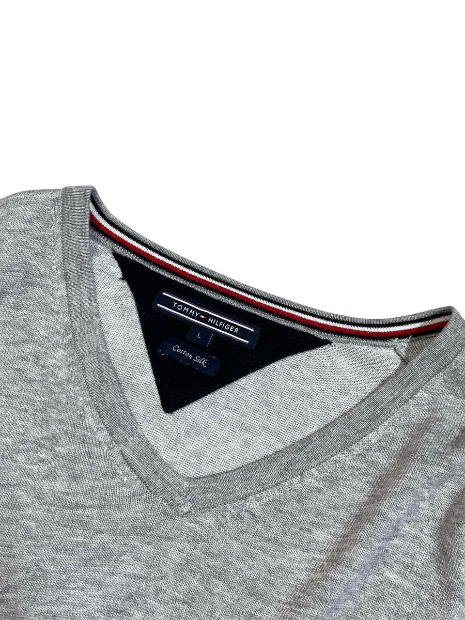 Szürke Tommy Hilfiger pulóver, V-nyakú fazon, vintage streetwear stílus.