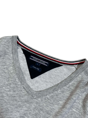 Szürke Tommy Hilfiger pulóver, V-nyakú fazon, vintage streetwear stílus.