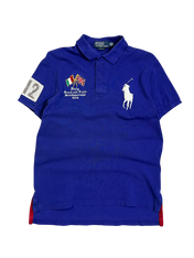 Kék vintage póló gallérral, mellrészén felvarrott zászlók, sportos divat, hímzett logóval.