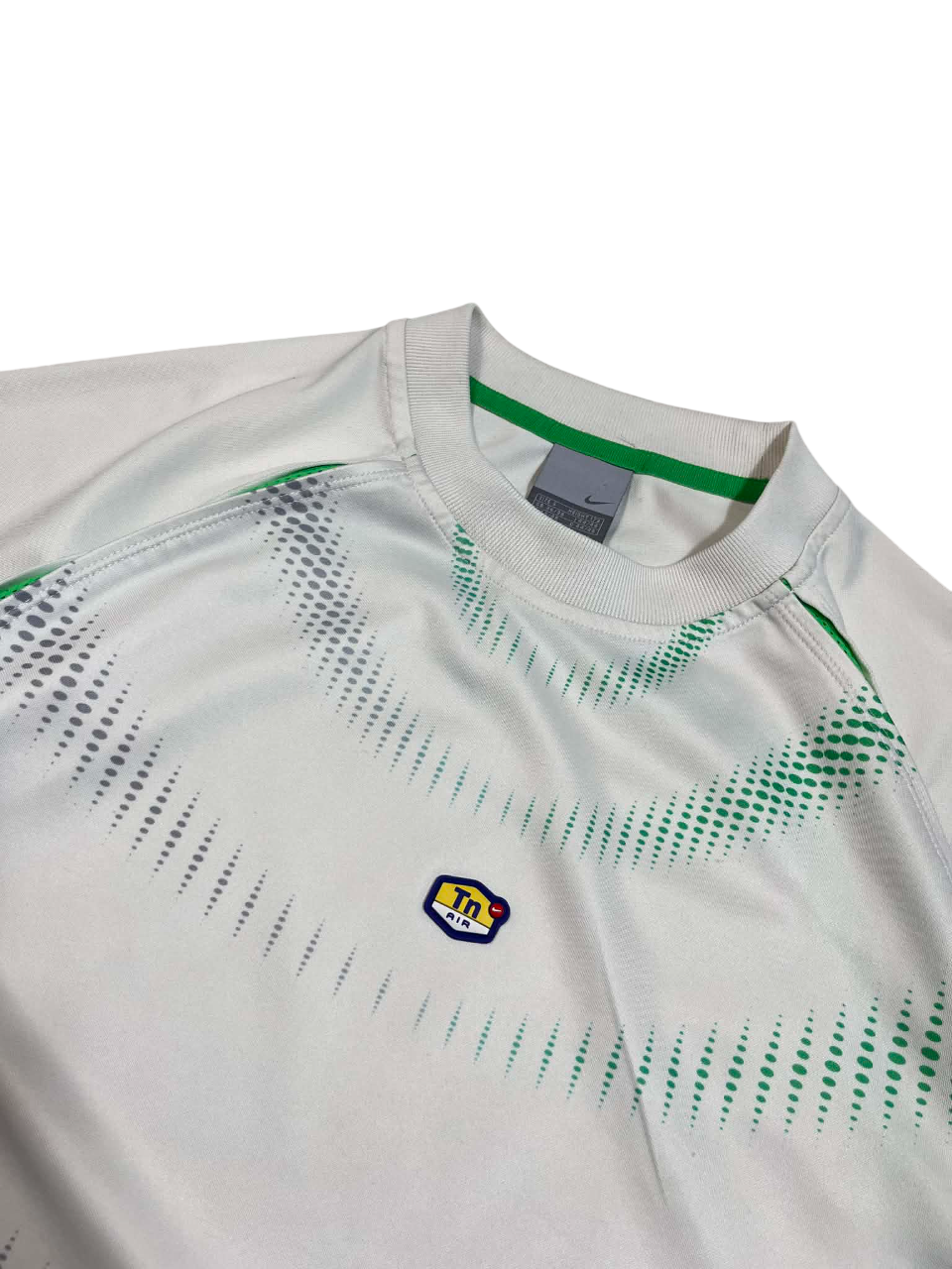 Fehér Nike TN Air vintage póló zöld mintával, streetwear stílus, rövid ujjú felső