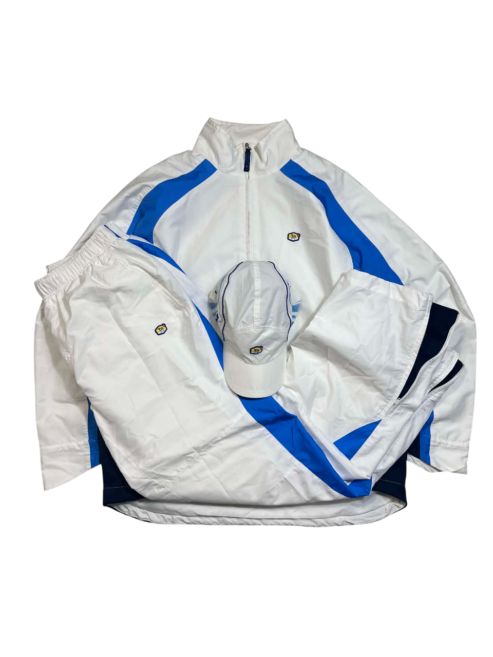 Fehér és kék vintage streetwear melegítő szett sapkával, sportos stílusban