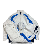 Fehér és kék vintage streetwear melegítő szett sapkával, sportos stílusban