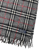 Szürke kockás vintage gyapjúsál rojtos széllel és Burberrys feliratos címkével.