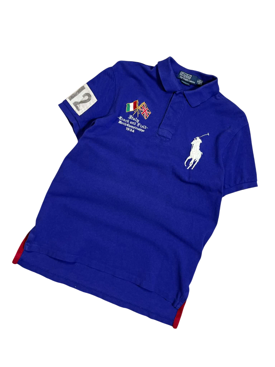 Királykék vintage galléros póló, hímzett logóval, sportos felvarrókkal és olasz-brit zászlókkal