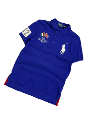 Királykék vintage galléros póló, hímzett logóval, sportos felvarrókkal és olasz-brit zászlókkal