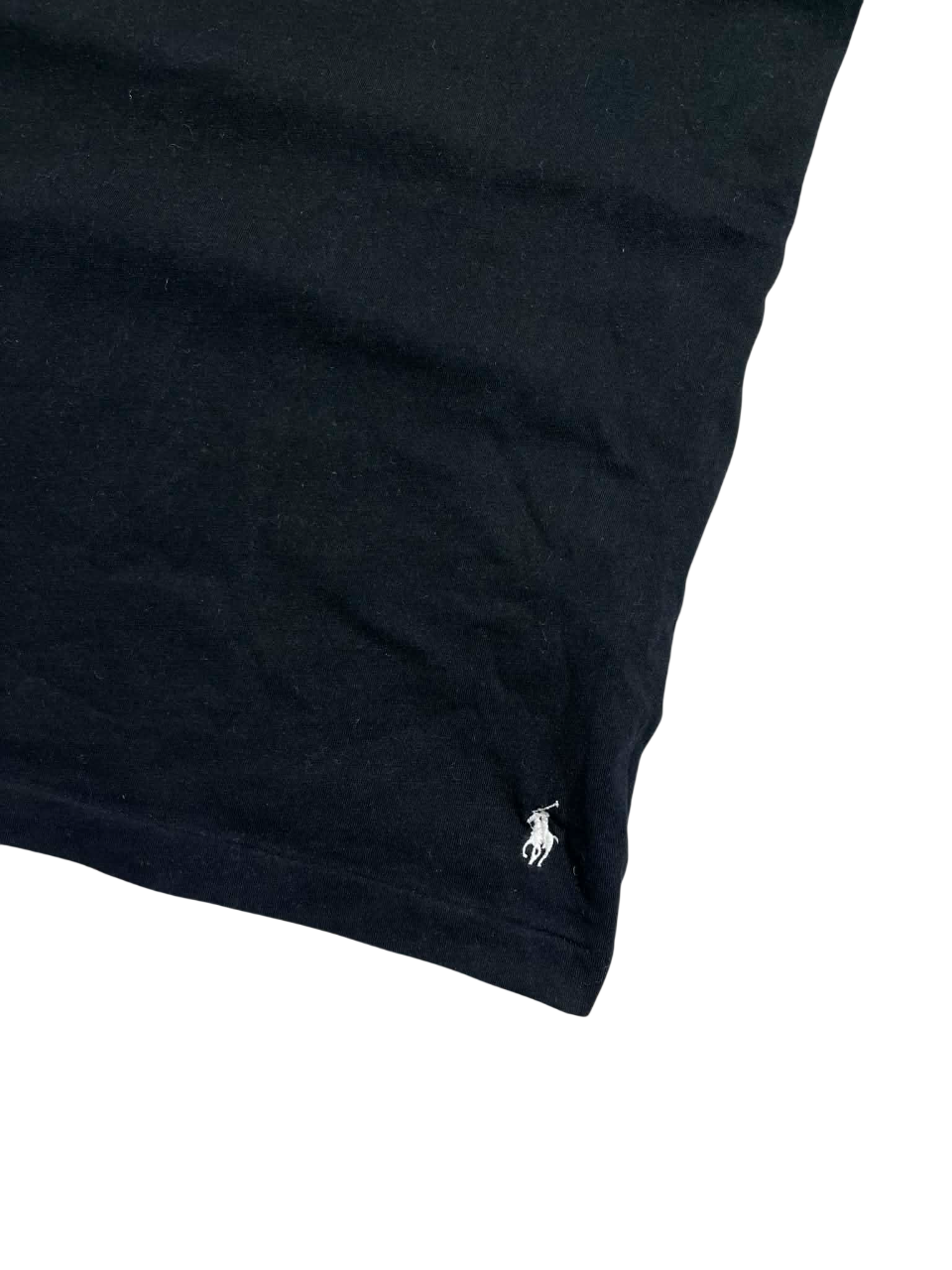 Fekete vintage póló kis fehér lovas hímzéssel, streetwear stílus