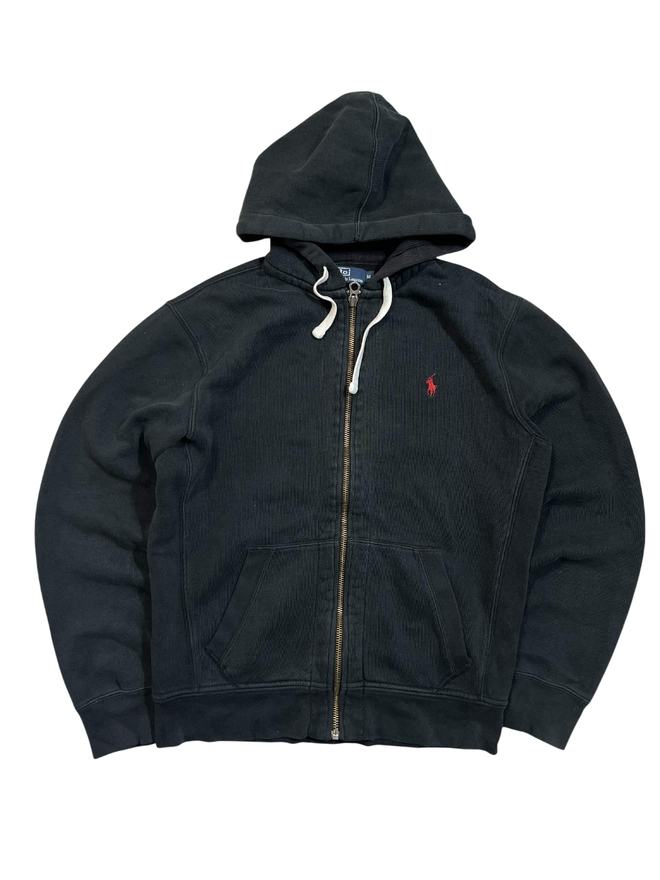 Fekete cipzáras kapucnis pulóver piros hímzett logóval, vintage streetwear stílusban