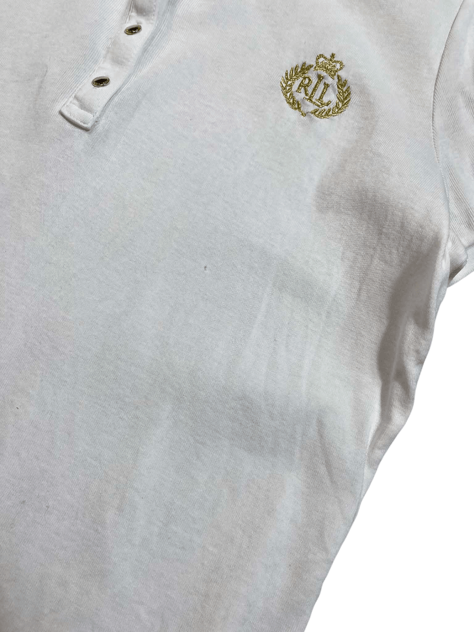 Fehér vintage galléros póló hímzett RL logóval, streetwear stílus