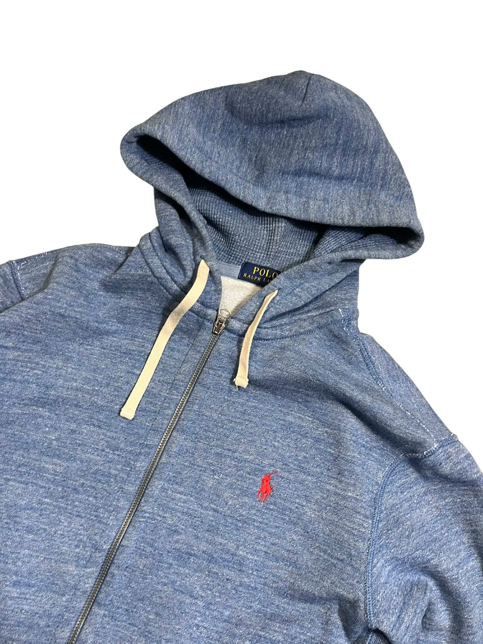 Kék cipzáras kapucnis pulóver hímzett piros logóval, vintage streetwear stílus