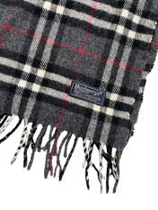 Fekete-fehér kockás vintage gyapjú sál rojtos szegéllyel és címkével, streetwear divat