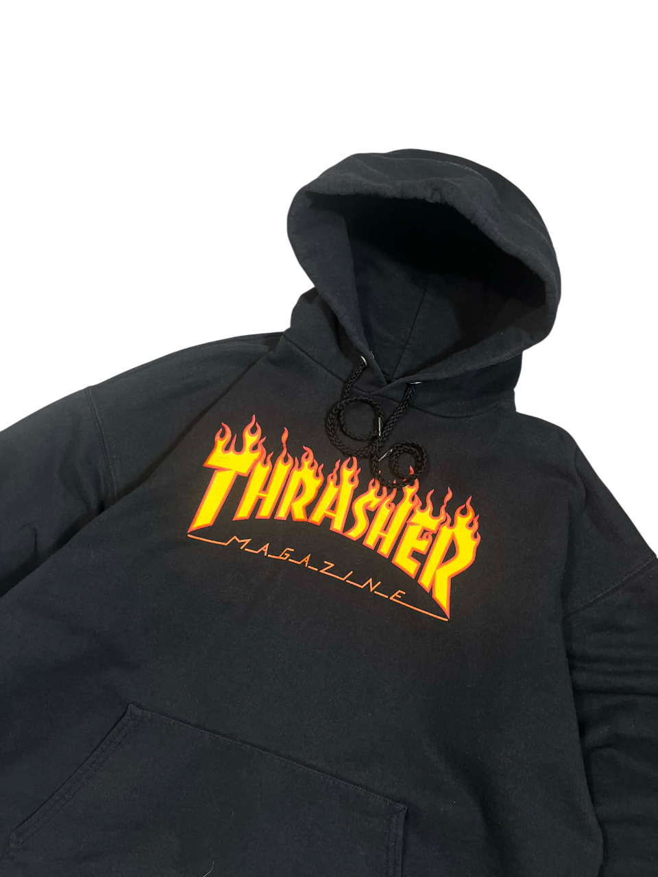 Fekete Thrasher kapucnis pulóver láng mintás logóval, streetwear stílusban