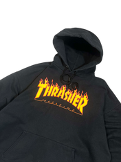 Fekete Thrasher kapucnis pulóver láng mintás logóval, streetwear stílusban