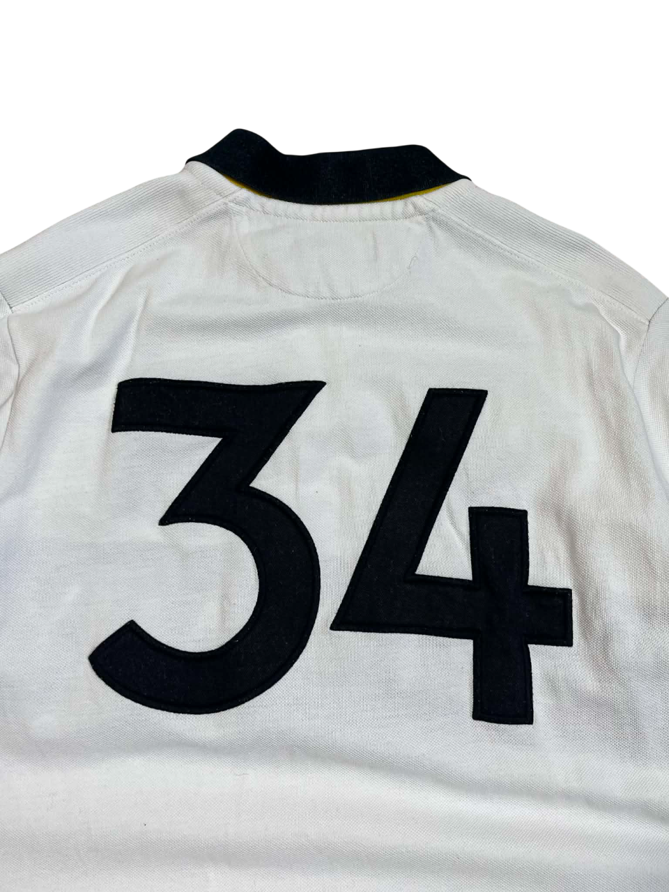 Fehér vintage póló fekete 34-es számmal, streetwear stílus