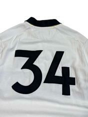 Fehér vintage póló fekete 34-es számmal, streetwear stílus